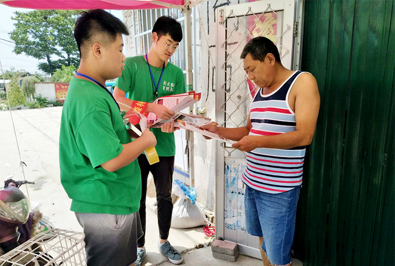 0-1图为封火轮实践队深入林区附近村庄做防火宣传.jpg 0-1图为封火轮实践队深入林区附近村庄做防火宣传.jpg